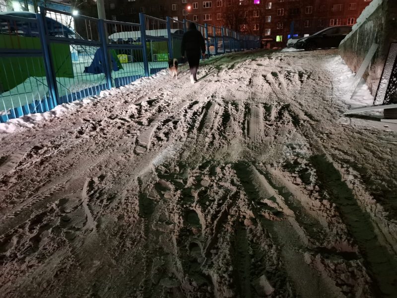 Мурманчане жалуются на снежную кашу во дворах Каша