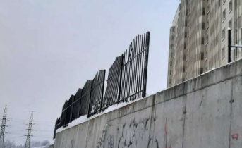 Во время уборки снега в Мурманске сломали ограждение Ограждение