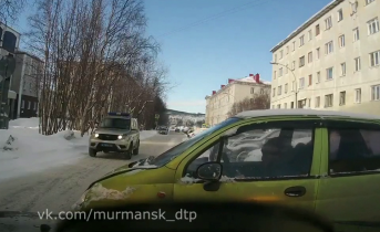 Мурманский водитель 2 раза протаранил автомобиль у отдела полиции ДТП
