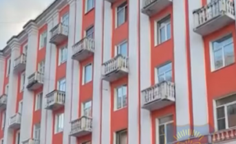 В центре Мурманска снег с крыши скидывали на припаркованные машины Снег