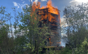 Необычный объект сгорел под Мурманском Пожар
