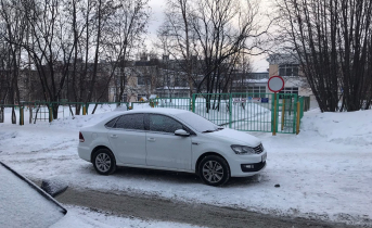 В Мурманске водитель перегородил въезд в детский садик Машина