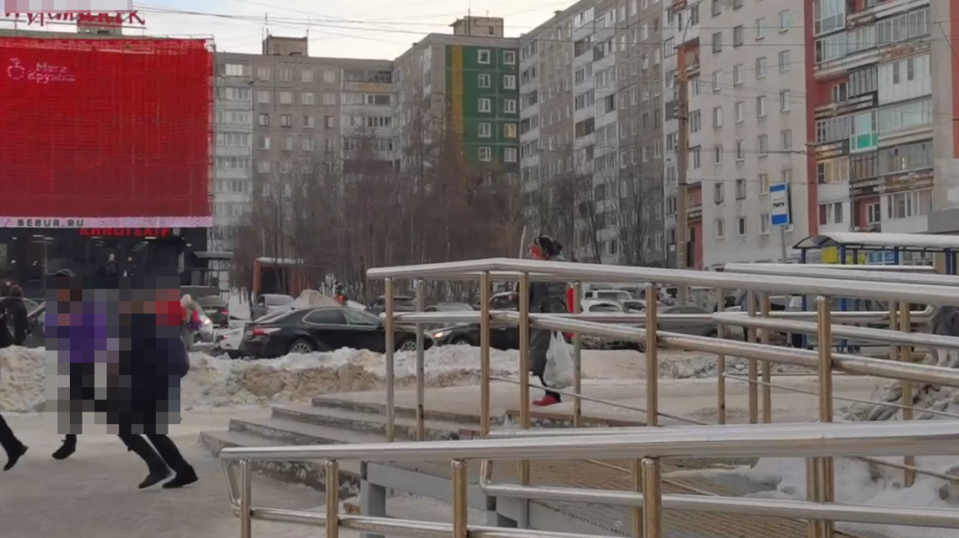 Конфликт в Мурмаске Женщина напала на подростков в Мурманске