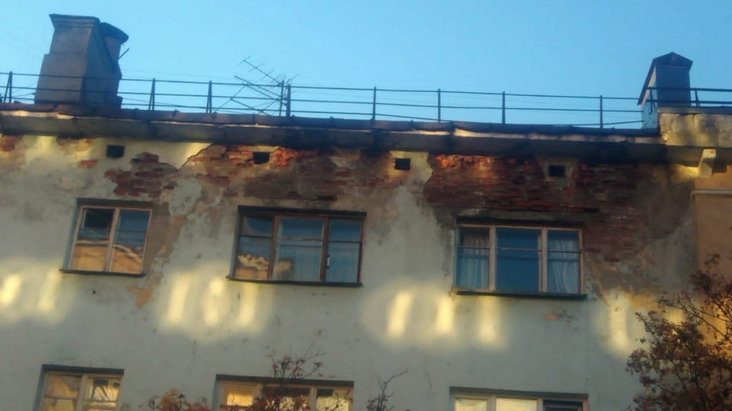 «Кирпичи падают». Северяне пожаловались на опасность во дворе в Мурманске Дом