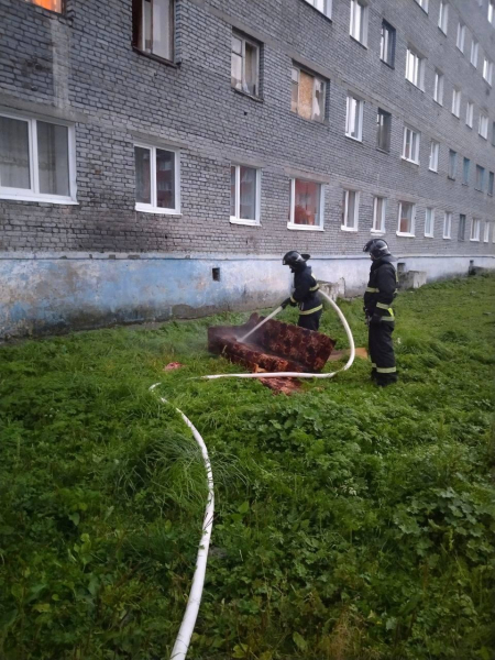 Из горящей многоэтажки в Мурманской области спасли человека Из горящей многоэтажки в Мурманской области спасли человека
