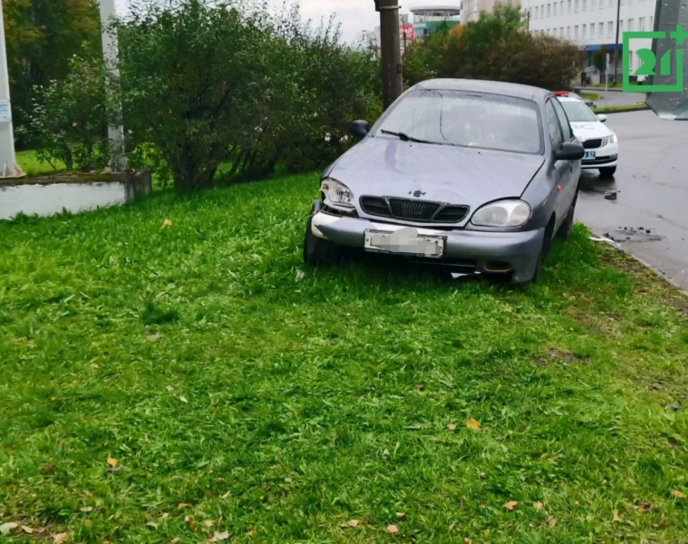 В центре Мурманска автомобиль вылетел с дороги ДТП