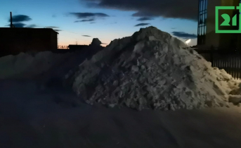 Снежные завалы в мурманском дворе Снежная гора