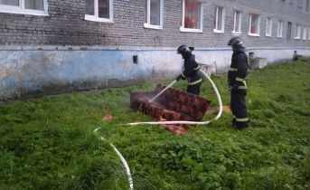 Из горящей многоэтажки в Мурманской области спасли человека Из горящей многоэтажки в Мурманской области спасли человека