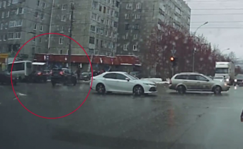 Момент серьезной аварии у остановки в Мурманске попал на видео Авария