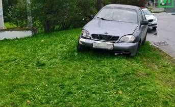 В центре Мурманска автомобиль вылетел с дороги ДТП