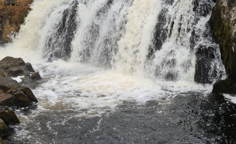 Под Мурманском сняли зрелищные кадры водопада Водопад