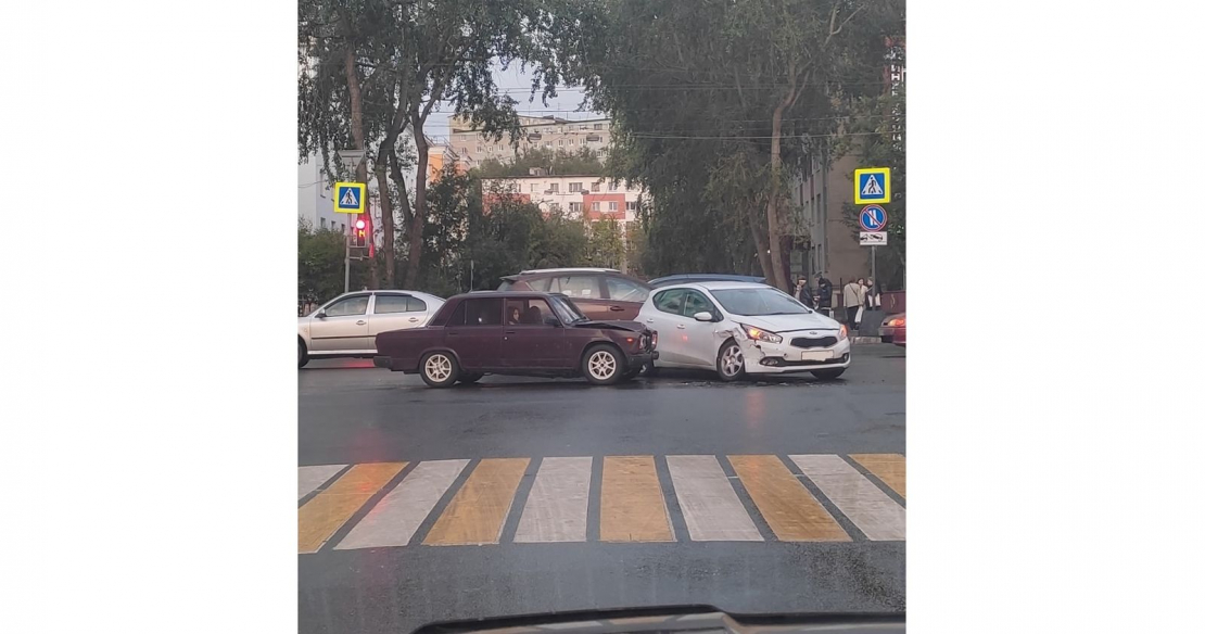 На перекрестке в центре Мурманска столкнулись две легковушки ДТП