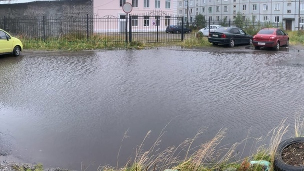 Северяне жалуются на непроходимые лужи Лужа