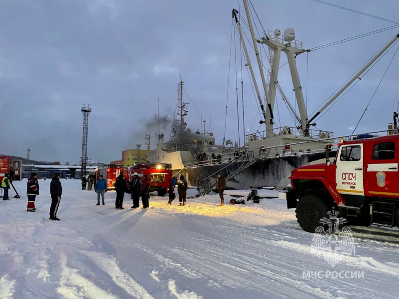 Из пожара на судне в Мурманске спасли человека Пожар