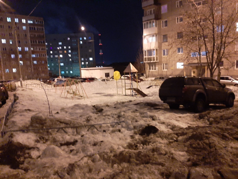 Мурманчанин припарковал автомобиль на детской площадке Парковка