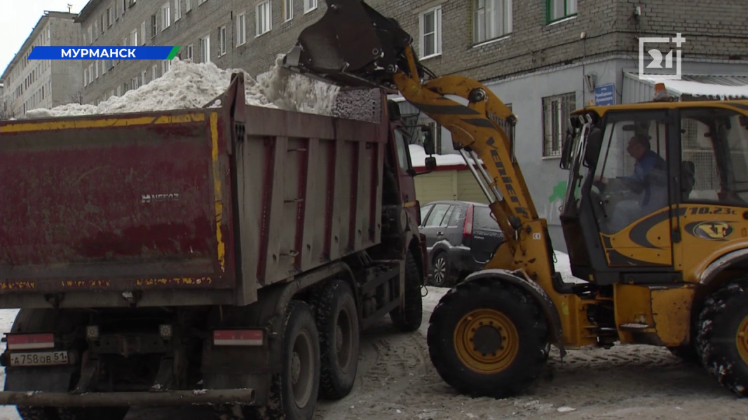 В Мурманске убирают снежные кучи Уборка снега