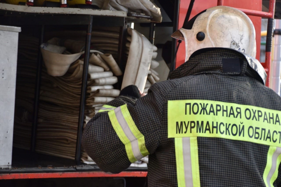 В Мурманской области загорелся автосервис В Мурманской области загорелся автосервис
