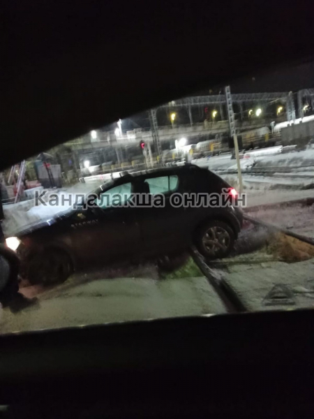 Иномарка застряла на железнодорожном переезде в Мурманской области ДТП