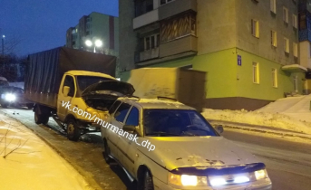 В Мурманске столкнулись грузовой автомобиль и «Лада» ДТП