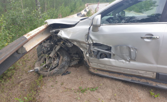 На трассе в Мурманской области автомобиль влетел в отбойник Авария