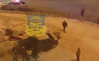 В Мурманске автомобиль протаранил ограждение ДТП