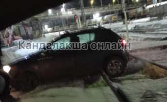 Иномарка застряла на железнодорожном переезде в Мурманской области ДТП