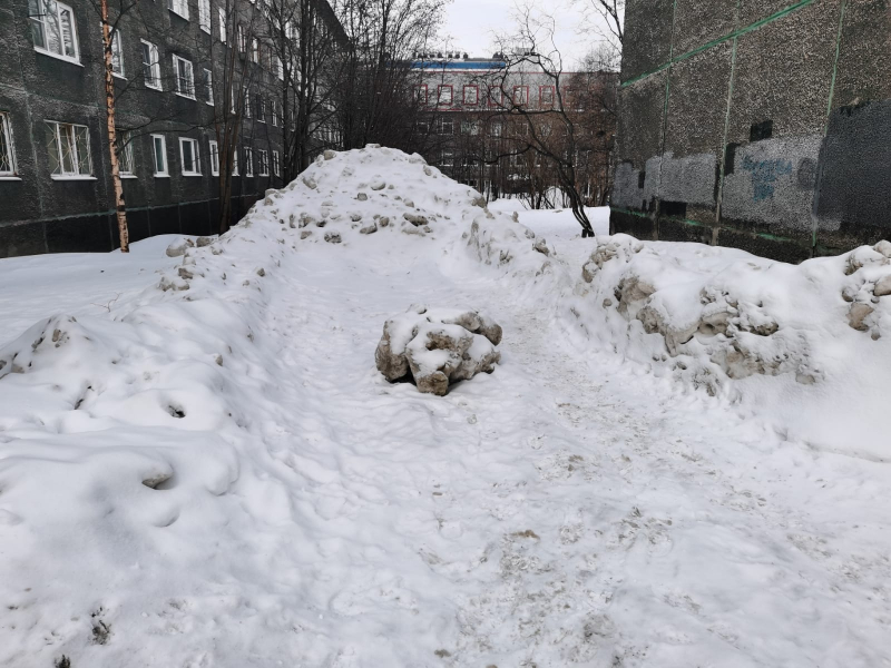 В мурманских дворах продолжается борьба за незаконную парковку Парковка