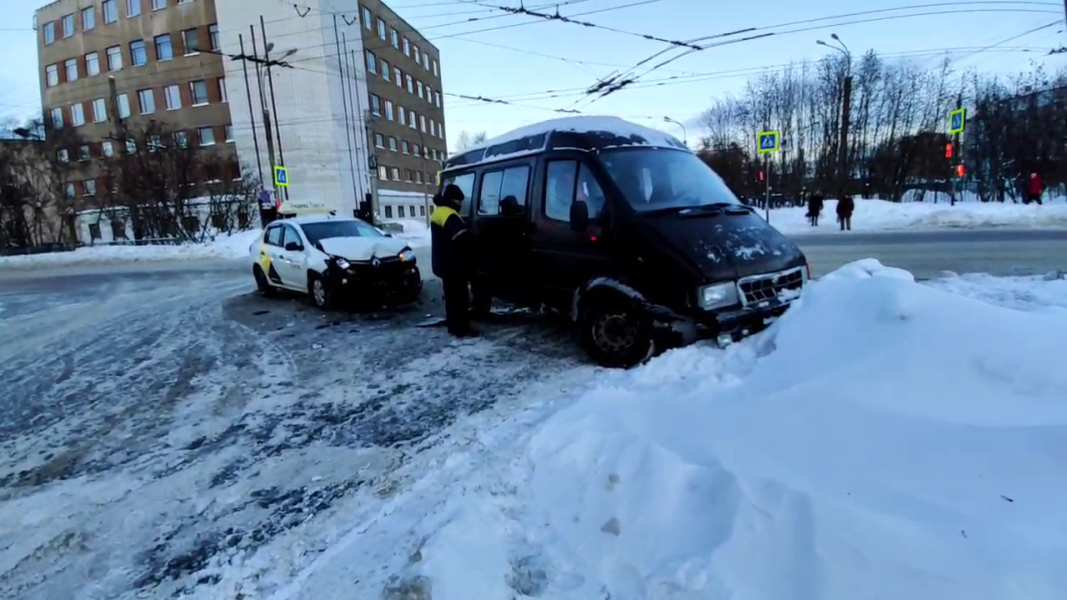 В Мурманске произошло ДТП с участием такси ДТП