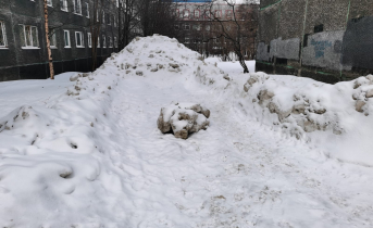 В мурманских дворах продолжается борьба за незаконную парковку Парковка