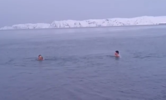 Туристы шокировали купанием при - 15° в Баренцевом море Туристы