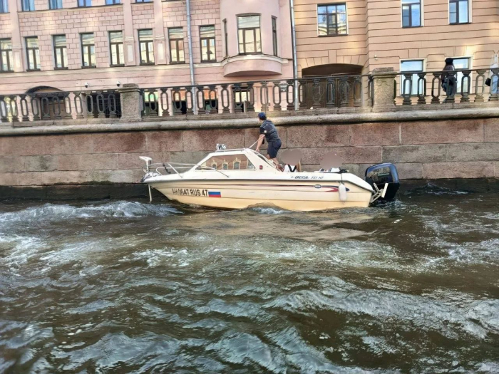 Теплоход столкнулся с катером. На борту были люди Катер