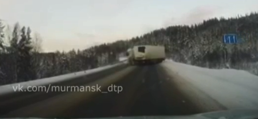 Момент аварии с большегрузом на трассе в Мурманской области попал на видео Авария