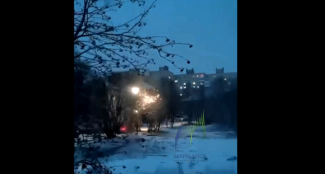 Опасное зрелище во дворе в Мурманске напугало северян Искры