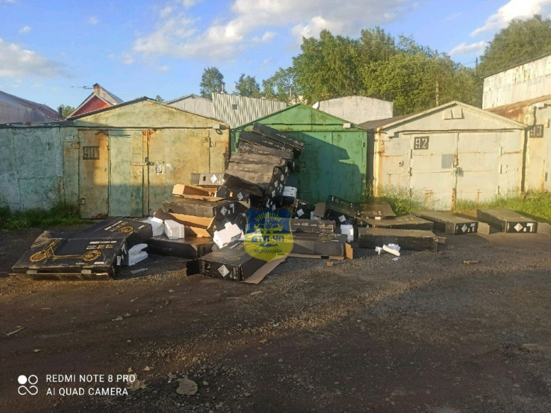 Мурманчане недовольны свалкой коробок из-под самокатов, фото Самокаты