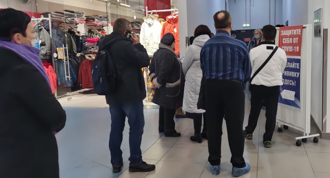 В торговых центрах Мурманска образовались большие очереди на вакцинацию Очередь