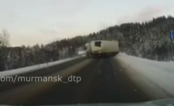 Момент аварии с большегрузом на трассе в Мурманской области попал на видео Авария