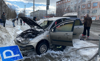 В Мурманской области автомобиль вылетел на тротуар и загорелся Автомобиль