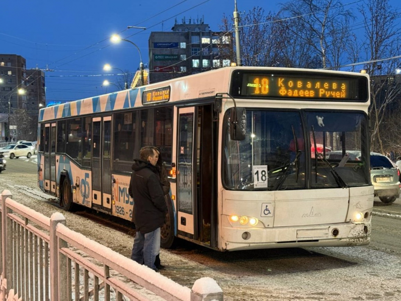 В Мурманске произошла авария легковушек с автобусом Автобус