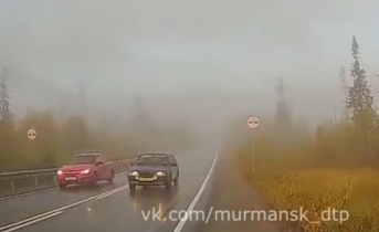 Опасный маневр водителей на трассе в Мурманской области попал на видео Дорога