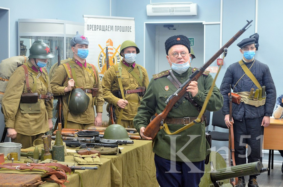 Руками трогать! В Никеле организовали военно-историческую интерактивную выставку