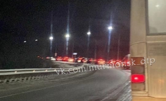 Водители застряли в километровой пробке в Мурманской области Пробка