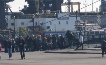 В центре Мурманска выстроилась огромная очередь В центре Мурманска выстроилась огромная очередь