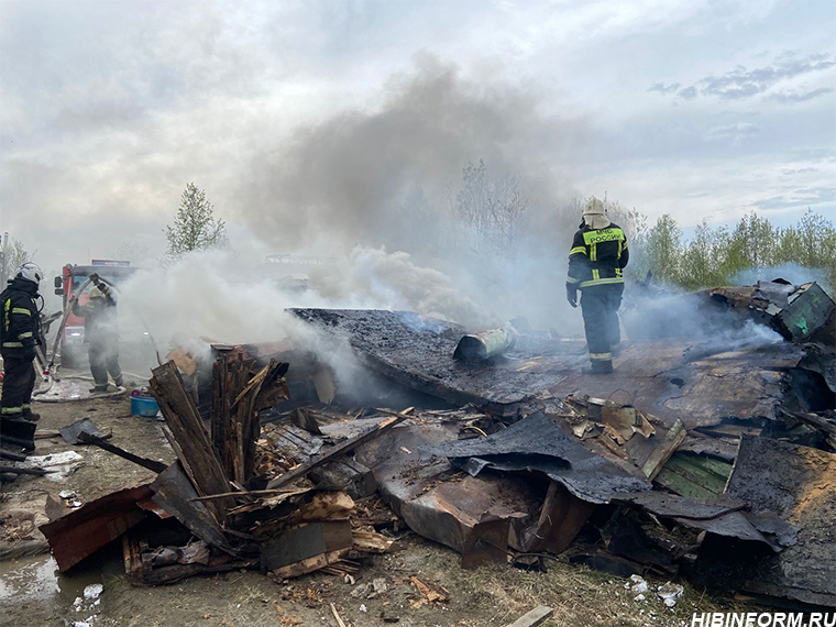 В Мурманской области загорелся гараж-лабиринт Пожар