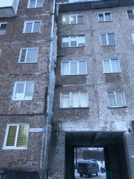 Опасная сосулька в Мурманской области Дом