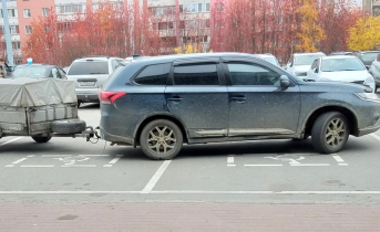 Неправильная парковка в центре Мурманска возмутила северян Парковка