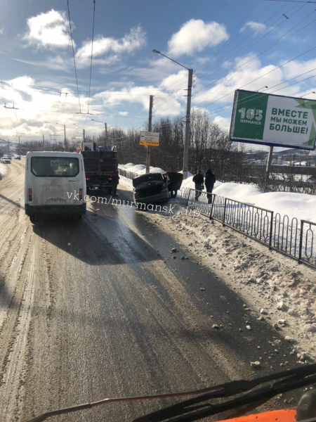 В центре Мурманска «БМВ» влетела в забор Авария