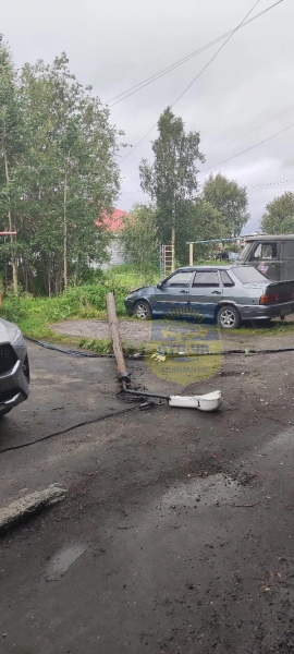Столб рухнул на автомобиль во дворе в Мурманске Столб