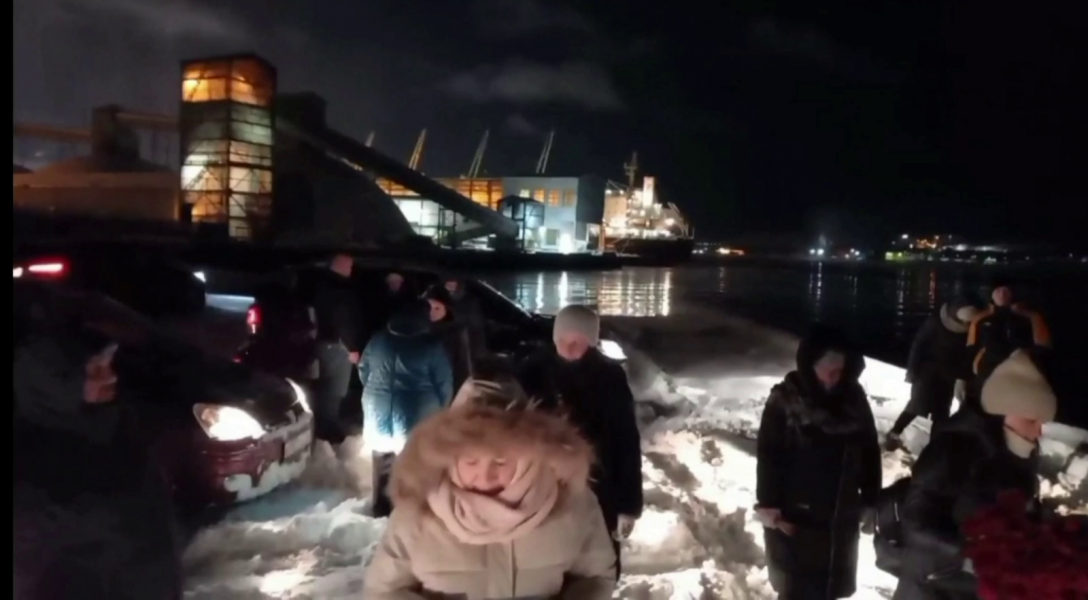 В Мурманске родные моряков с «Онеги» почтили память погибшего экипажа Онега