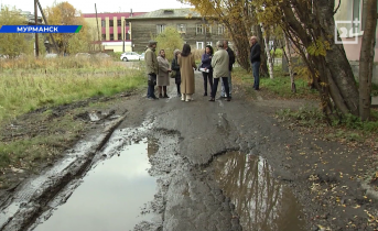 В Мурманске жилой дом тонет в воде Двор