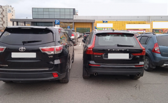 В Мурманске на парковке автомобилям перекрыли выезд Парковка